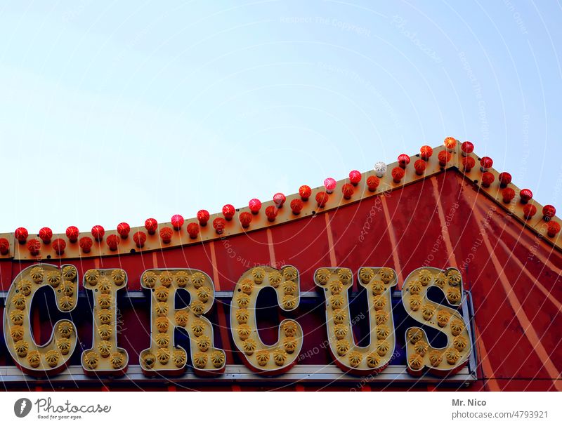 Circus Zirkuszelt cirkus Jahrmarkt Wanderzirkus Veranstaltung Himmel Entertainment Schriftzeichen Schilder & Markierungen Typographie Traumwelt Kultur