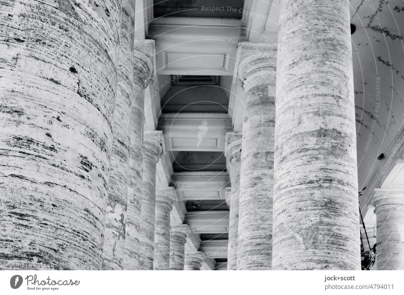 Kolonnade in dorischer Ordnung Kolonnaden Rom Vatikanstadt Sehenswürdigkeit Petersplatz Italien Säule Gang historisch Architektur Stein viele Grenze Reihe