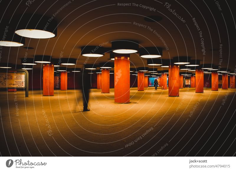 Unten durch in Orange Architektur retro Säule Strukturen & Formen Beleuchtung Bewegungsunschärfe Schatten Unterführung Wege & Pfade unterirdisch Charlottenburg