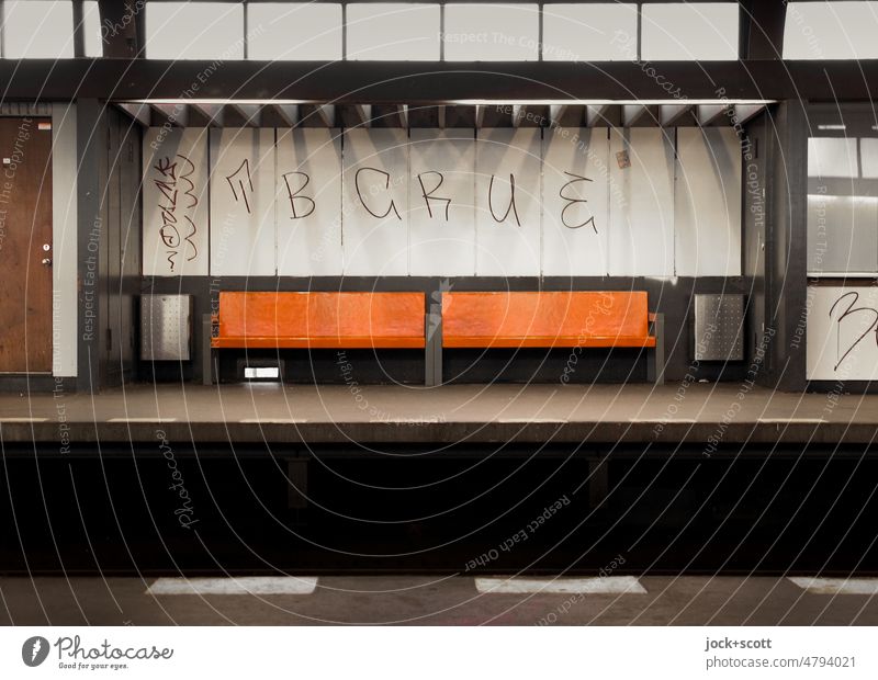 Alles kann warten, nur das Leben nicht - auch am Bahnsteig Station Architektur Bahnhof Kreuzberg Berlin Schatten Bank leer Menschenleer orange