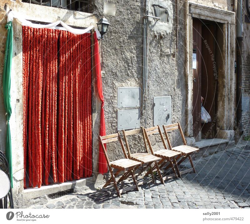 es sind noch Plätze frei... Stuhl Klappstuhl Vorhang Italien Stadt Altstadt Haus Straße Erholung Blick sitzen warten alt historisch rot Geborgenheit