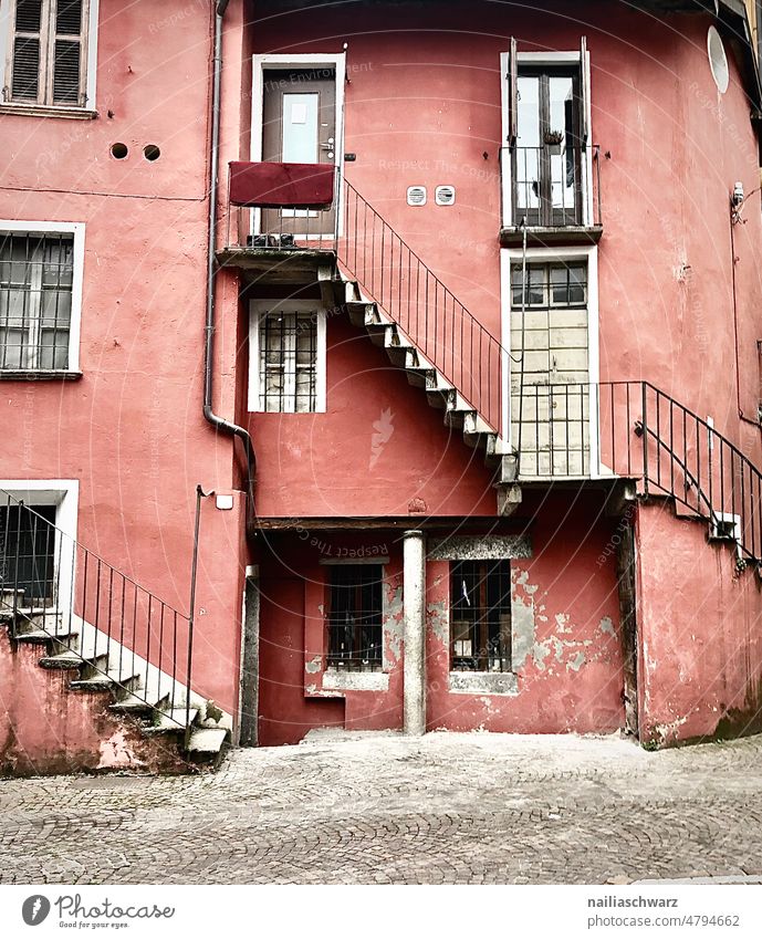 Fassade Treppenstufe Treppenstufen Italien alt Außenaufnahme Altbau rosa Gebäude Haus nach unten nach oben Treppenhaus Konstruktion Stock im Freien urban Straße