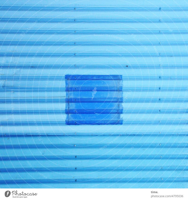 4eyes | blau in blau in Blech versetzt gemalt gestrichen Wellblechwand farbig Farbe Oberfläche Struktur Muster Niveau Korrespondenz Linien parallel gemeinsam