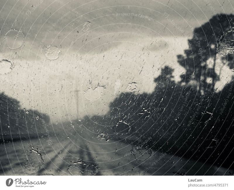 Schietwetter auf der Autobahn Regen Unwetter Regentropfen nass schlechtes Wetter Wassertropfen Fensterscheibe Windschutzscheibe Autofahren düster dunkel grau