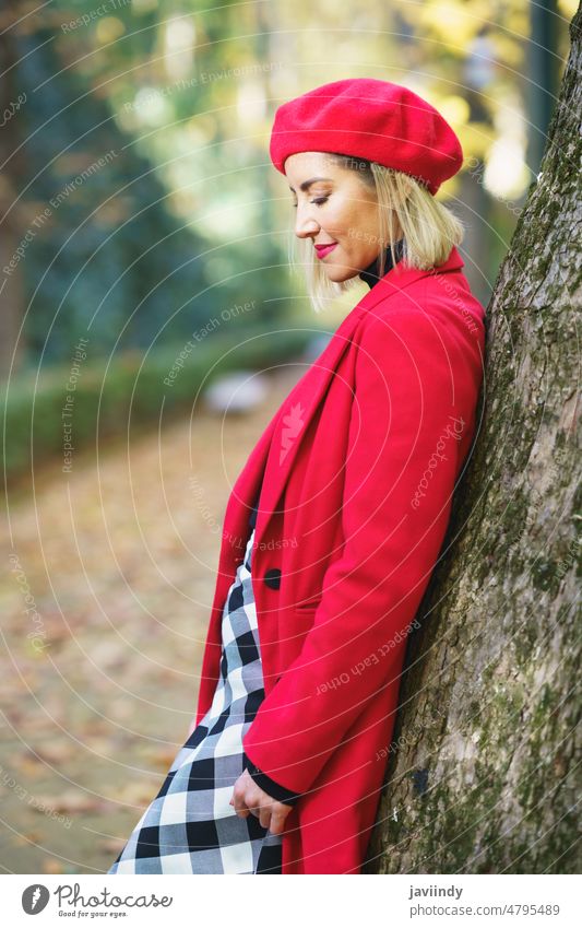 Sanfte Frau lehnt an einem Baum im herbstlichen Park Herbst Individualität elegant Vorschein Stil romantisch sanft trendy charmant Persönlichkeit Baskenmütze
