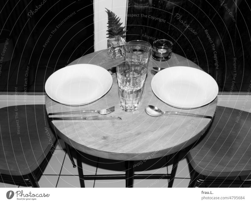 Verzerrter Tisch Fenster Teelicht Essen Besteck Teller Glas Wasserglas Gläser Vase Abendessen Messer Gabel Löffel Holztisch Suppenteller Porzellan Kerze Farn