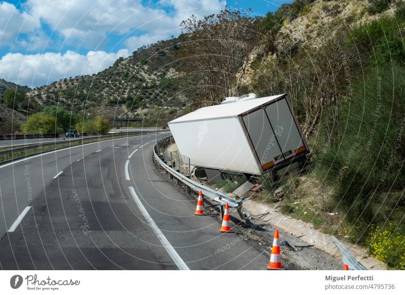 Kühltransporter, der einen Unfall erlitten hat, weil er von der Straße abgekommen ist, aber nicht umgestürzt ist. Lastwagen Kühlwagen schlafen Absturz Autobahn