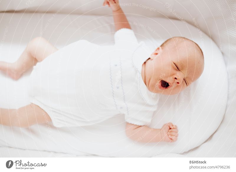 Neugeborenes Baby gähnt in der Krippe mit geschlossenen Augen und offenem Mund neugeboren Born gähnend crin schließen Kind Person Säugling niedlich Unschuld