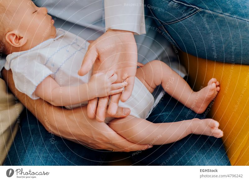 Nahaufnahme eines schläfrigen neugeborenen Baby Hand und seine Eltern Hände abschließen Ansicht winzig Mutter Familie Pflege Kind klein Person Beteiligung Liebe