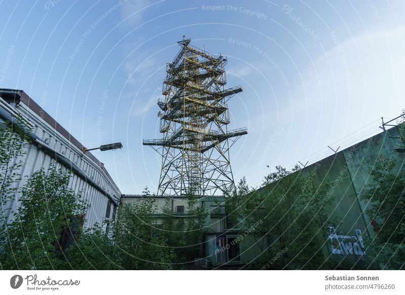 Alter verlassener Funkturm in einem verlorenen Militärkomplex im Wald Turm Antenne Technik & Technologie Radio Verlassen Verlorener Ort Station Netzwerk
