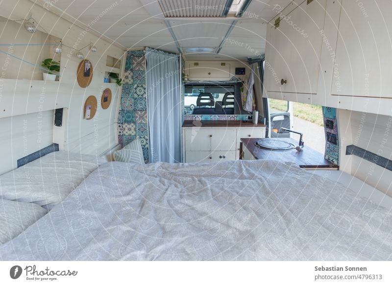helles weißes und braunes Interieur eines selbstgebauten Wohnmobiltransporters mit Bett, Schrank und Spüle reisen Wohnwagen Camping Reise Lifestyle im Inneren