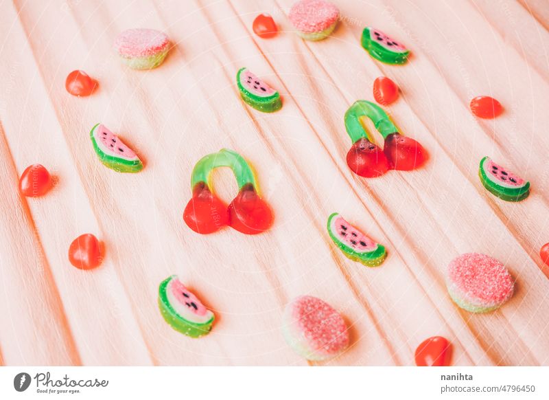 Früchte Jelly Beans über einem lachsfarbenen Papierhintergrund süß Götterspeise Bohne Sommer Korallen Versuchung lecker Kirsche Wassermelone Bonbon bittersüß