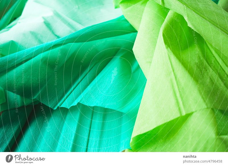 Grünes strukturiertes Bild aus Krepppapier in Grüntönen grün Kalk Papier Hintergrund Textur Crêpe Töne klanglich Duoton Form abstrakt Tapete einfach Licht