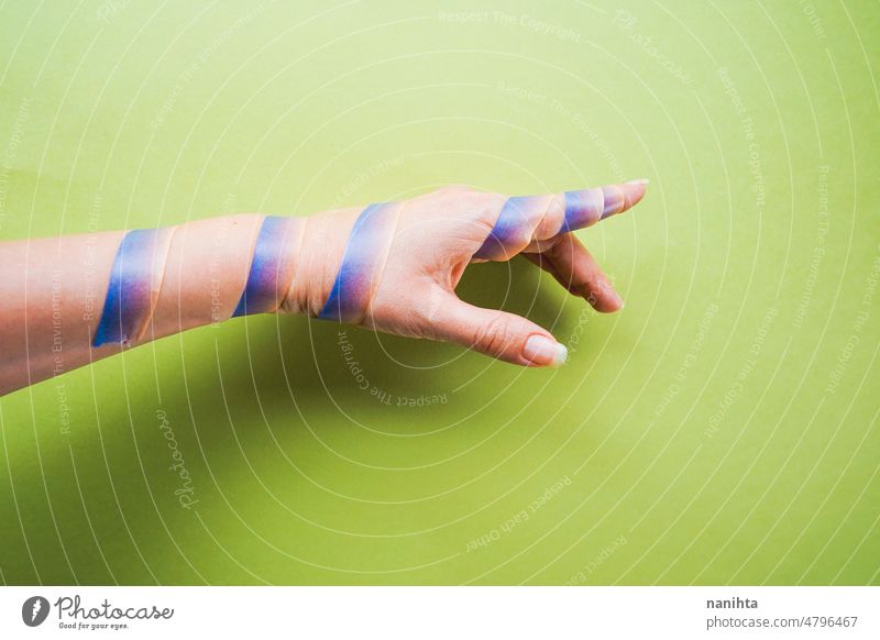 Konzeptuelles Bild über eine Verpflichtung konzeptionell Hand gefangen Punkt Hintergrund Washi Klebeband grün umgeben Haut Arme Finger filigran zerbrechlich