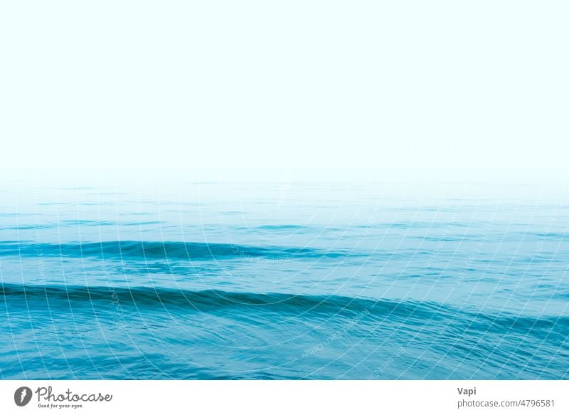 Blaues Meerwasser mit weißem Himmel Wasser MEER blau Horizont winken Sonnenlicht leer copyspace Wasser-Kopierraum verschwommen Textur aqua Design abstrakt