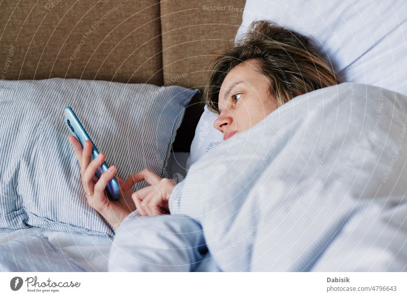 Frau mit Smartphone im Bett, Soziale Medien, Faules Wochenende Morgen online sich[Akk] entspannen Halt Telefon LAZY sozial Bildschirm Zelle Zeit schlafen