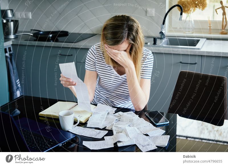Frau beim Berechnen einer Rechnung zu Hause Steuer berechnen heimwärts Finanzen Haushaltsplan Zählen Zahlung Papier Einsparung Buchhaltung Plan Küche