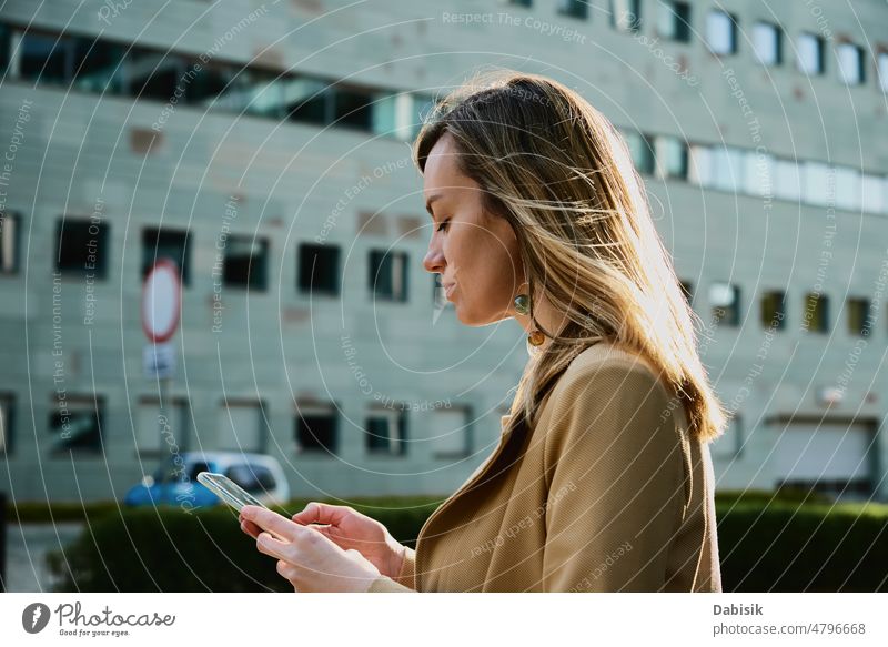 Kaukasische Frau, die auf der Straße ein Smartphone benutzt Porträt Großstadt Lifestyle Spaziergang Geschäftsfrau im Freien Nachricht Tourist reisen Gerät