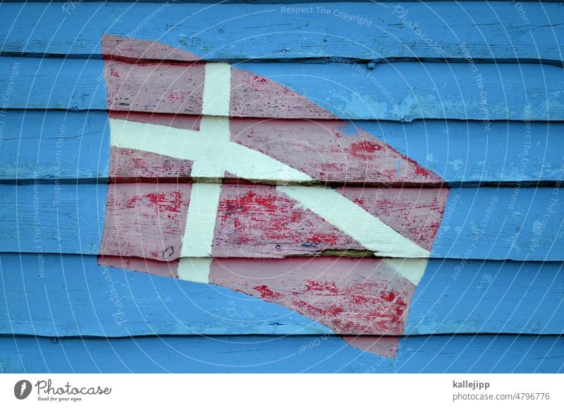 danish dynamite Flagge Fahne Dänemark Holzwand Skandinavien Nationalflagge Himmel Patriotismus Wind Stolz Nationalitäten u. Ethnien rot Zeichen Politik & Staat