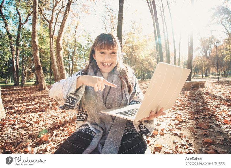 Junge aufgeregt Unternehmer im Freien zeigt einen Laptop mit Business-Konzept. Junge Menschen sparen Geld Konzept Bild. Kopieren Sie Raum, um Bilder und Text Bild hinzufügen. Arbeiten im Freien Konzept.