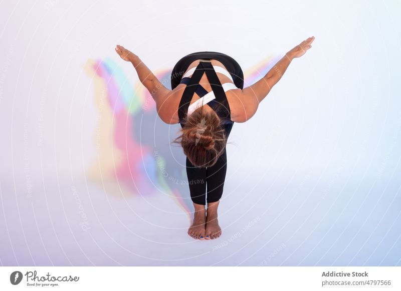 Unbekannte Frau übt Yoga im Studio Gesunder Lebensstil üben Übung Hobby Wohlbefinden anstrengen ausführen Training mental Schatten Sprit Atelier Wellness
