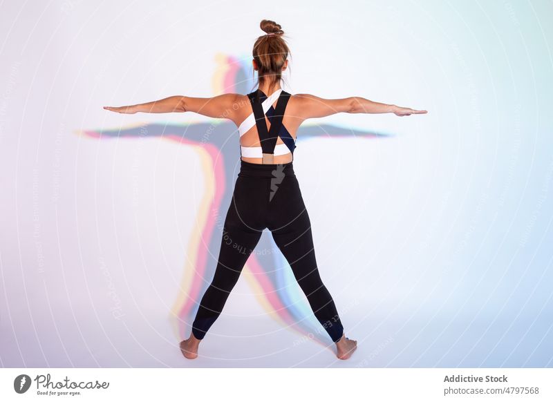 Unbekannte Frau übt Yoga im Studio Gesunder Lebensstil üben Übung Hobby Wohlbefinden anstrengen ausführen Training ausgestreckte Arme mental Schatten Sprit