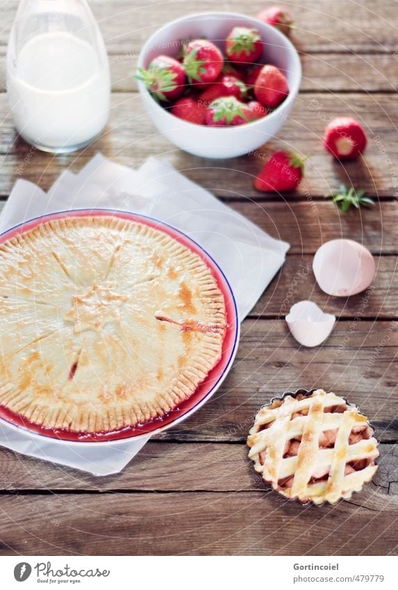 Strawberry Pie Lebensmittel Teigwaren Backwaren Süßwaren Ernährung lecker süß Kuchen Torte Eierschale Erdbeeren Milch Foodfotografie Holztisch selbstgemacht
