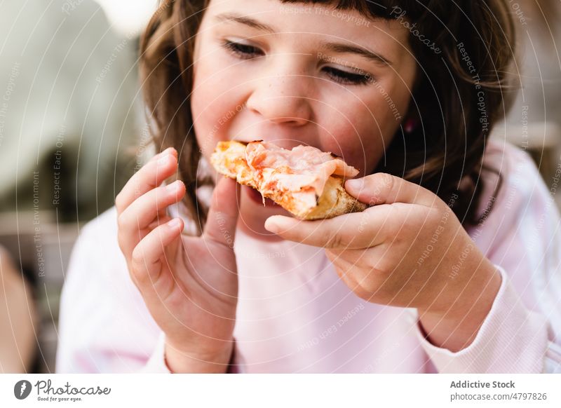 Mädchen isst Pizza zum Mittagessen Straße Restaurant Biss lecker hungrig tagsüber Tisch sitzen Fastfood wenig Pizzeria italienische Küche Kindheit Ernährung