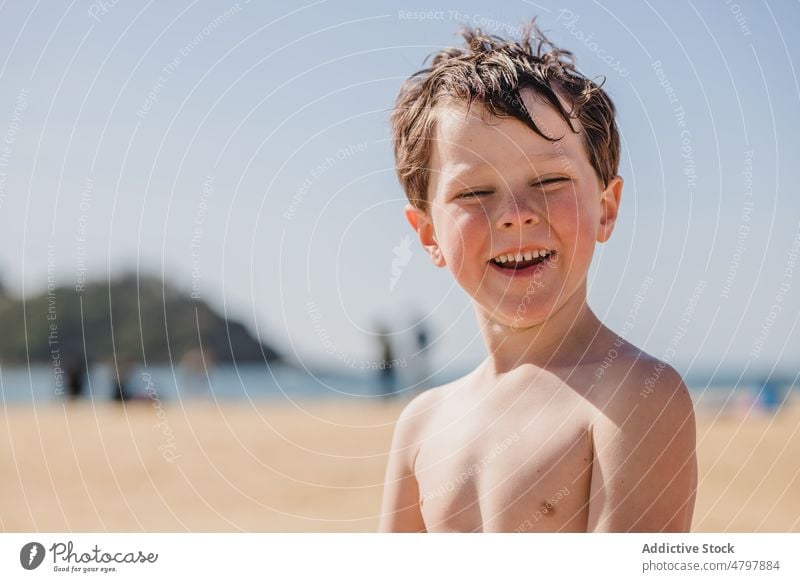 Glücklicher Junge am Sandstrand Kind Strand Sommer Küste Kindheit ruhen Zeitvertreib MEER Spaß haben heiter positiv Lächeln Inhalt Ufer Erholung nackter Torso