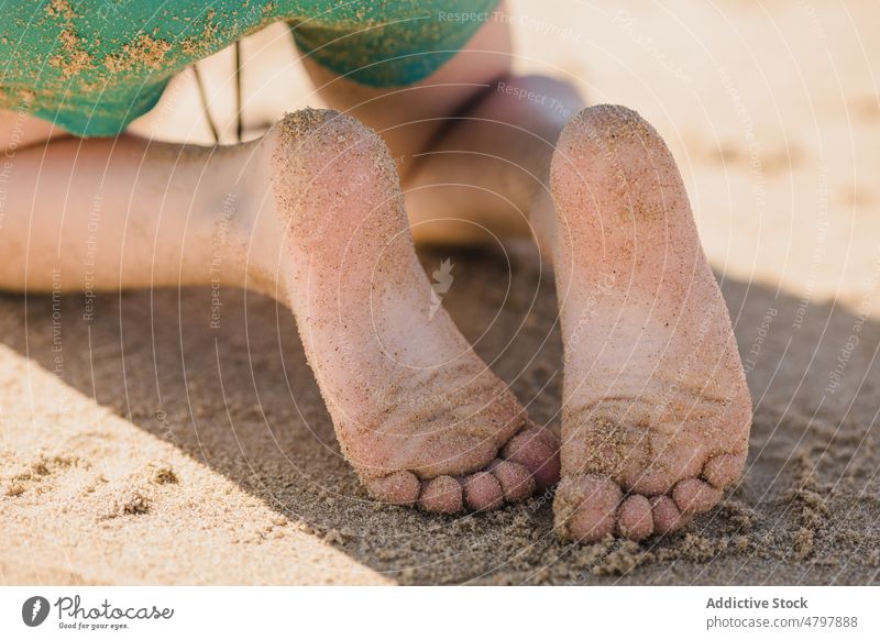 Unerkanntes Kind mit sandigen Füßen Strand Sommer Küste Kindheit ruhen Ufer Zeitvertreib Sand Fuß Freizeit Meeresufer Meeresküste Resort Küstenstreifen Erholung