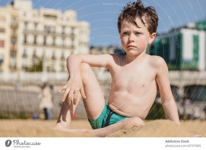 Nachdenklicher Junge am Sandstrand schaut weg Kind Strand Sommer Küste Kindheit ruhen Zeitvertreib MEER Ufer Erholung nackter Torso ohne Hemd Freizeit niedlich