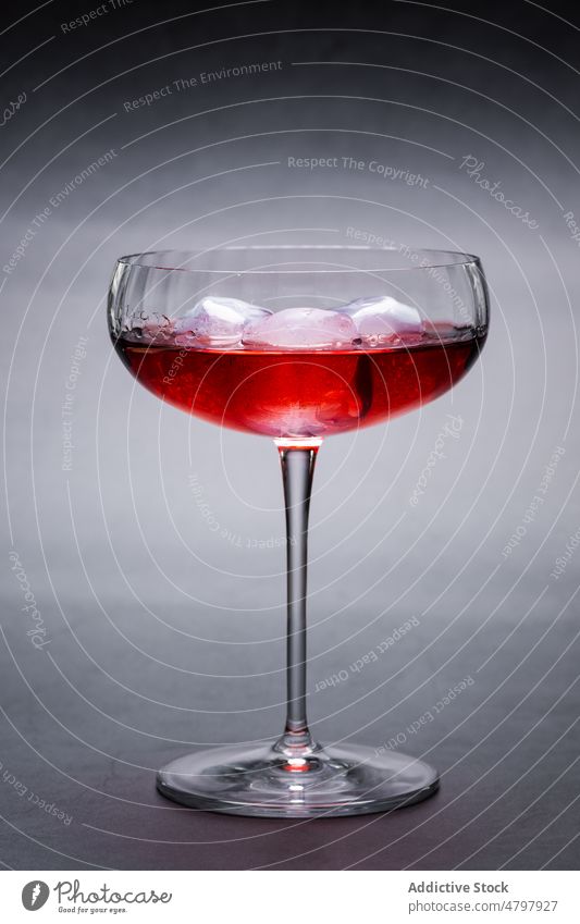 Weinglas mit Cocktail und Eis Alkohol Getränk Eiswürfel dienen trinken Aperitif Schnaps Portion Glas durchsichtig kalt liquide Glaswaren Kristalle Würfel