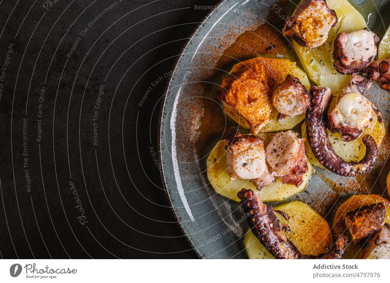 Oktopus mit Kartoffeln auf einem Teller Octopus Tentakel Meeresfrüchte dienen Küche kulinarisch Speise Mahlzeit Produkt Lebensmittel lecker schmackhaft Portion