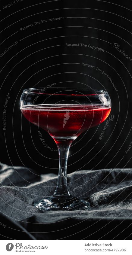 Rotwein im Weinglas Alkohol trinken Schnaps Getränk Aperitif Geschmack liquide Kelch Glas durchsichtig Tisch Kristalle zerbrechlich Stillleben übersichtlich