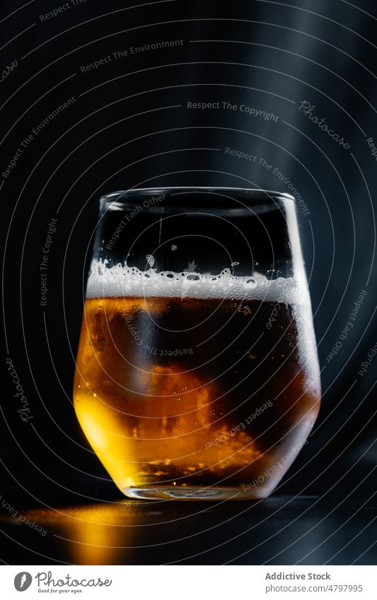 Ein Glas Bier auf dem Tisch Bierschaum Alkohol trinken Schnaps Getränk Aperitif Geschmack Stil dienen liquide durchsichtig Kristalle schäumen zerbrechlich