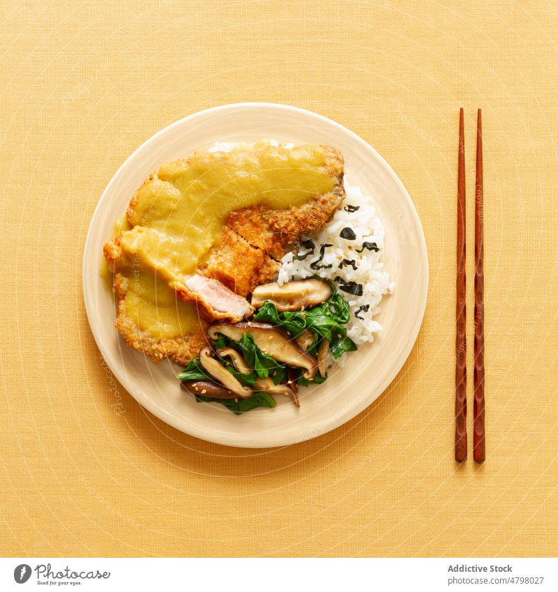 Leckeres Katsu-Curry mit Reis katsu Hähnchen Asiatische Küche Saucen Pilz Federvieh Mahlzeit Essstäbchen gebraten Mittagessen Lebensmittel dienen lecker
