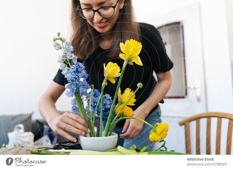 Frau erstellt japanisches Blumenarrangement kenzan Japan Lächeln Vase Frühling Floristik farbenfroh Pflanze frisch Blumenhändler Haufen Knackfrosch Japanisch