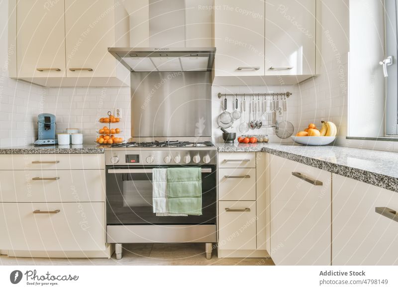 Innenansicht der Küche mit Geräten Innenbereich Appartement Design Stil Abfertigungsschalter Vorrichtung Küchengeräte modern Mandarinen Kabinett wohnbedingt