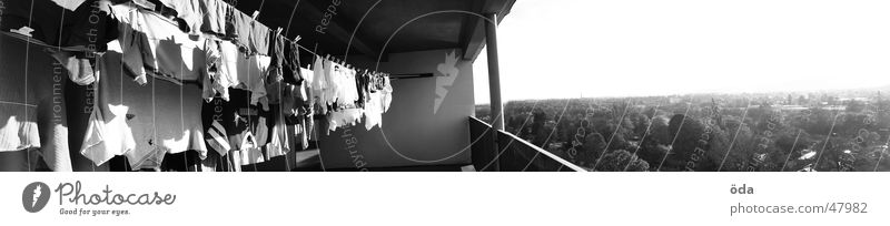 Waschtag #1 Wäsche Wäscheleine aufhängen trocknen Panorama (Aussicht) Bekleidung Schwarzweißfoto groß Panorama (Bildformat)