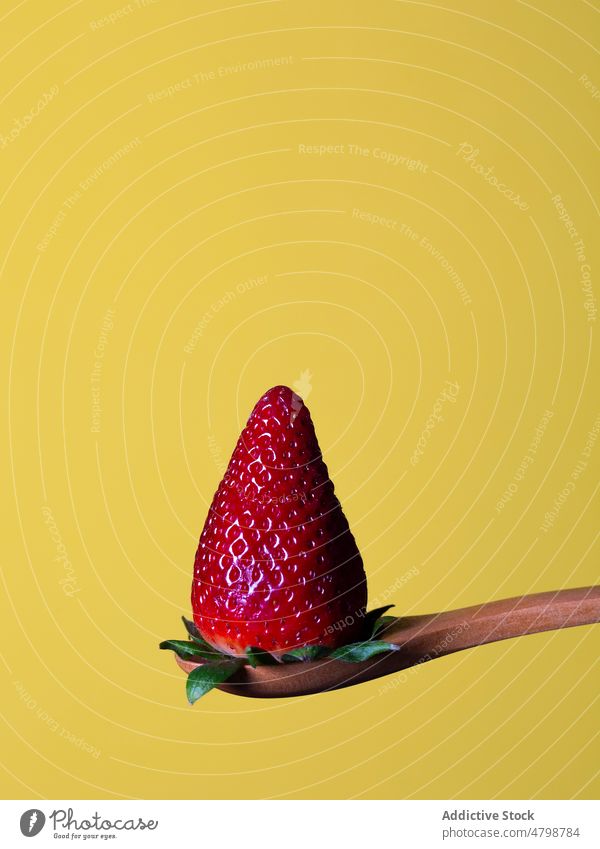 Erdbeere auf Löffel im Atelier Erdbeeren gesunde Ernährung Vitamin organisch natürlich Lebensmittel Geschmack Stil Produkt Blatt Beeren geschmackvoll Gesundheit