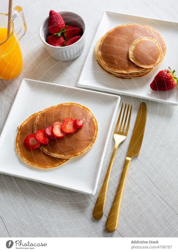 Pfannkuchen mit Erdbeeren bei Saft Dessert Frühstück süß dienen Küche Lebensmittel Morgen köstlich lecker frisch orange Teller geschmackvoll Beeren appetitlich
