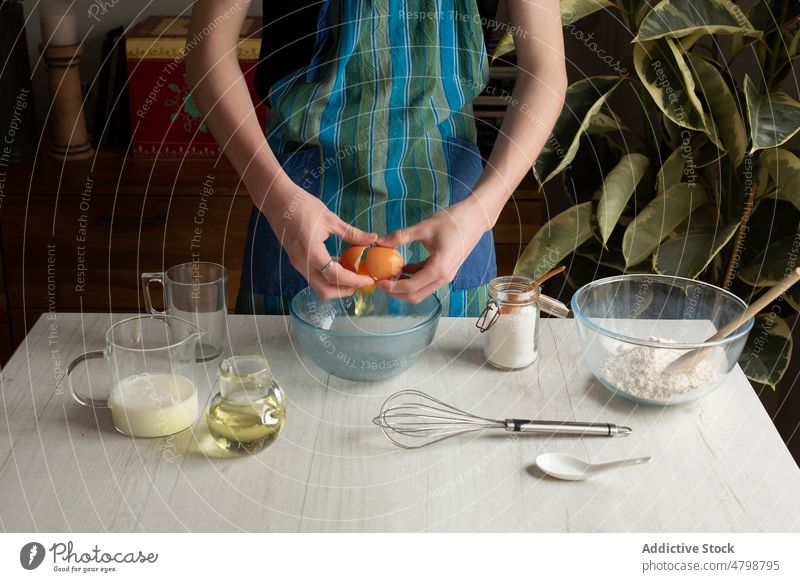 Unbekannte Person schlägt Ei in Schüssel auf Koch Küche Utensil Produkt kulinarisch Pfannkuchen Rezept selbstgemacht Küchengeräte Haushalt vorbereiten sortiert