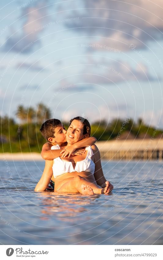 Sohn umarmt seine Mutter am Strand schön Junge Kind Küste niedlich Familie Finger Spaß Fröhlichkeit Glück Feiertag umarmend Säugling Insel Freude Freizeit