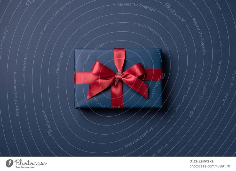 Blaue Geschenkbox auf blauem Hintergrund. Kasten rot Weihnachten sehr wenige eine Draufsicht Reichtum erstklassig Geburtstag präsentieren Postkarte Neujahr
