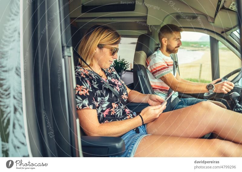 Ehepaar reist im Wohnmobil Paar reisen Kleintransporter Mann fahren Frau Blick Mobile Innenbereich Reise Ausflug Fahrzeug Freiheit 30s Verkehr Funktelefon Auto