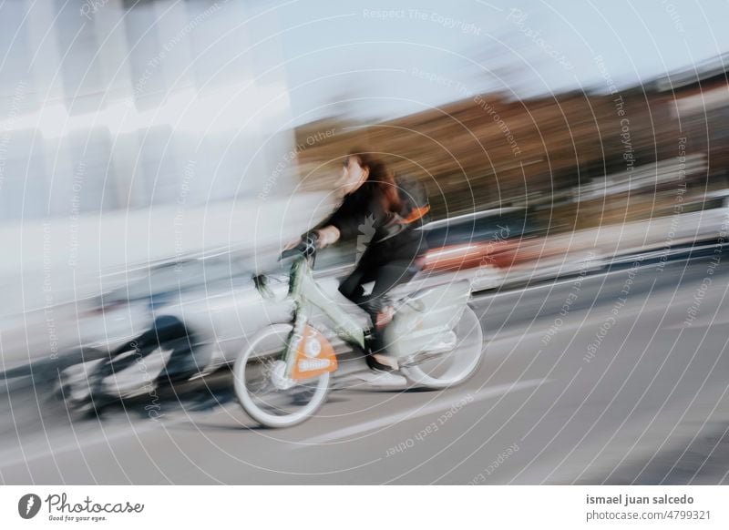 Radfahrer auf der Straße Verkehrsmittel in der Stadt Biker Fahrrad Transport Sport Fahrradfahren Radfahren Übung Aktivität Lifestyle Mitfahrgelegenheit
