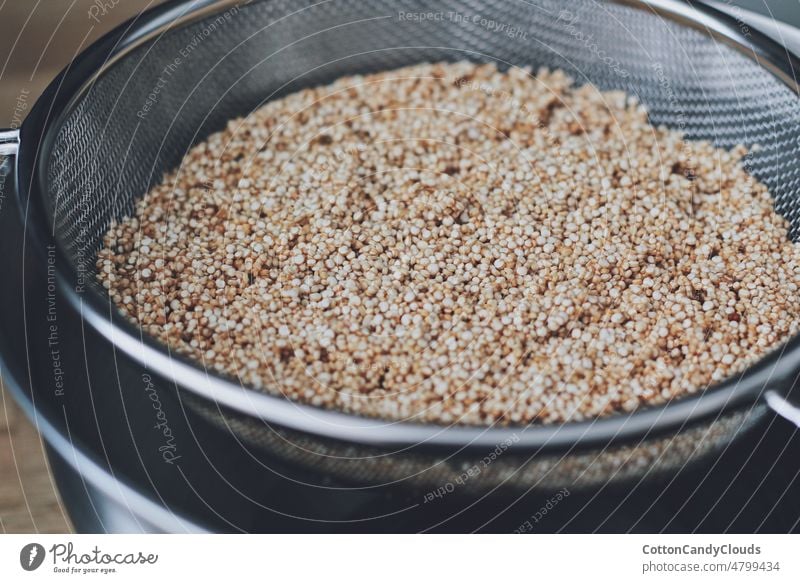 Quinoa in einem Metallsieb Veganer Nahaufnahme ungekocht Schalen & Schüsseln Korn vereinzelt braun weiß Zucker Gesundheit Samen Bestandteil roh organisch Müsli