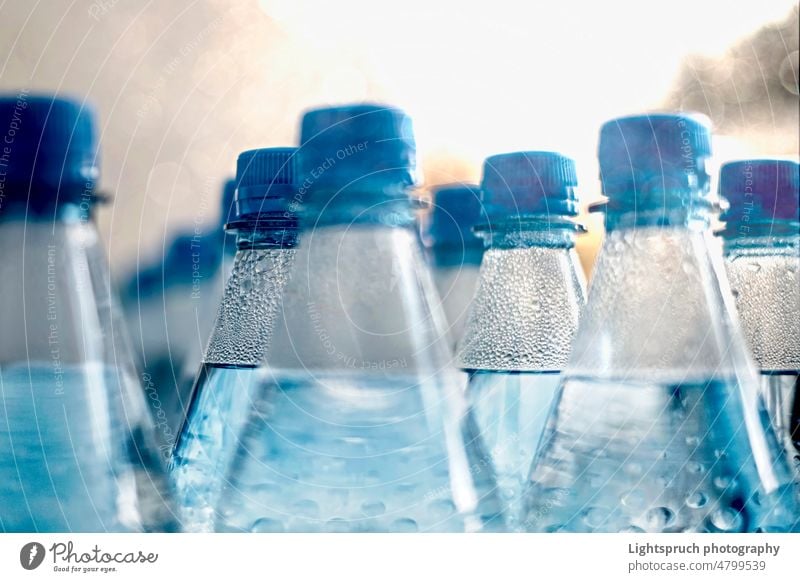 Nahaufnahme von Plastikwasserflaschen in Rohform und Linien. Kunststoff Wasser Flasche Umweltverschmutzung durstig Ökosystem Gruppe von Objekten trinken