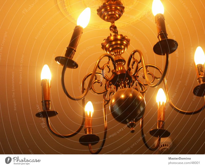 Kronleuchter Lampe Elektrizität Licht Beleuchtung hängen Lifestyle Möbel Kerze rund geschwungen gekrümmt Stab krumm Innenaufnahme Lichterscheinung Decke oben
