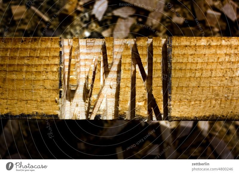 Eingesägtes Holz holz brett balken eingesägt sägearbeit hobby handwerk handwerker tischler schreiner schlitz maserung holzmaserung gemasert latte dachlatte